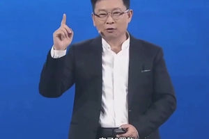 余承东回应开车睡觉，网友：开车玩手机也违法