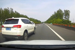 高速开车，为什么总是有在夹缝中超车的司机？
