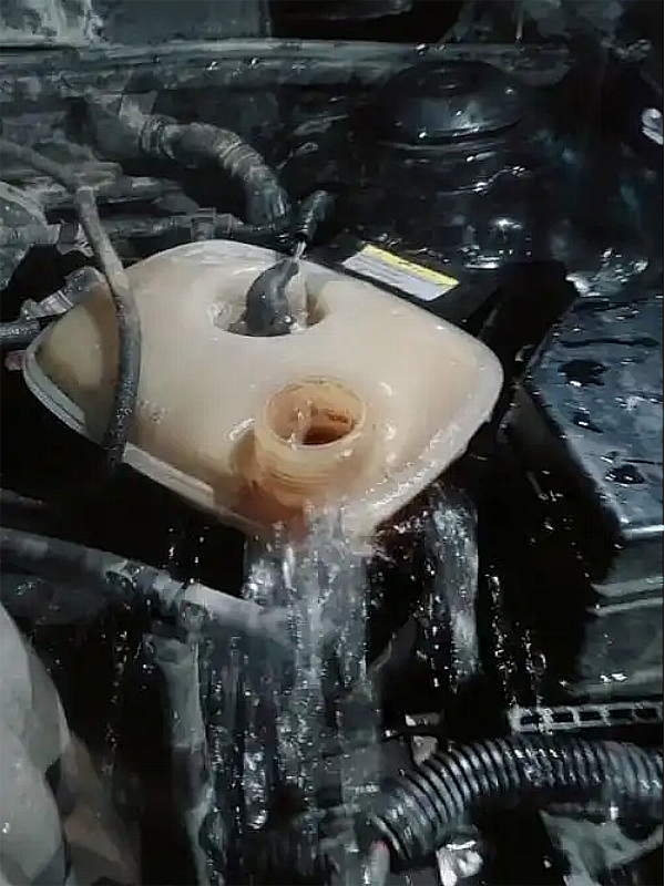 汽车“开锅”是什么故障，夏日开车需要每隔一定公里数停车散热吗？