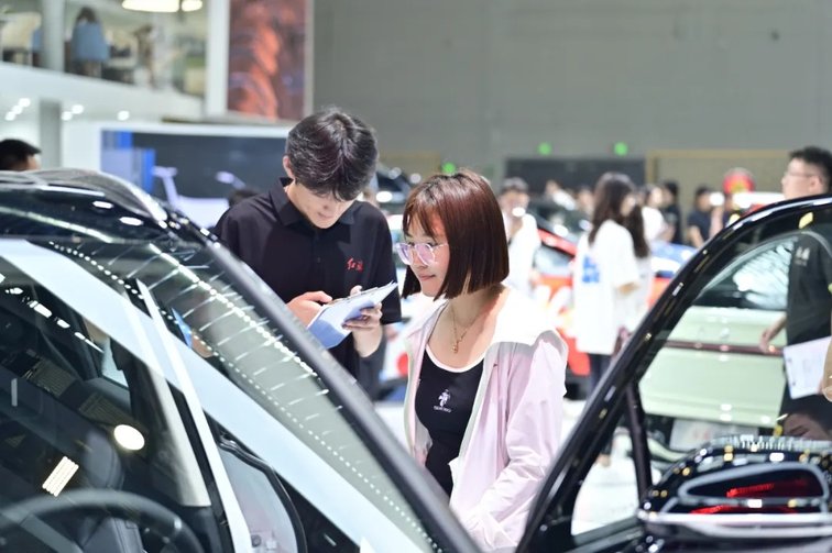 持续引领超豪华市场，红旗金葵花三大车型亮相长春车展