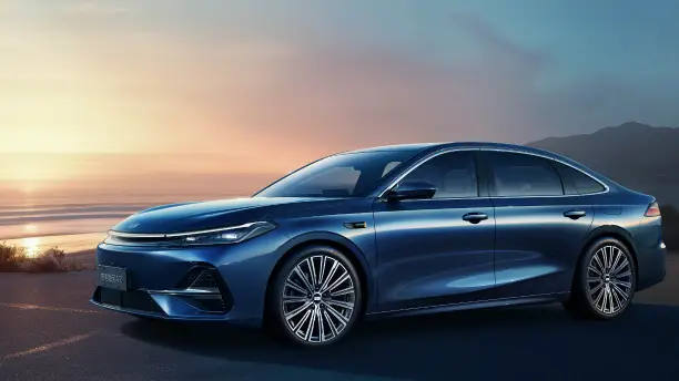 预售价10.38万起！2.67L油耗+2100km续航，银河A7简直是移动大平层！