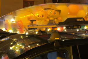 广州潮人聚集地偶遇一辆车顶装满LABUBU的车，大家来看看这是什么车？