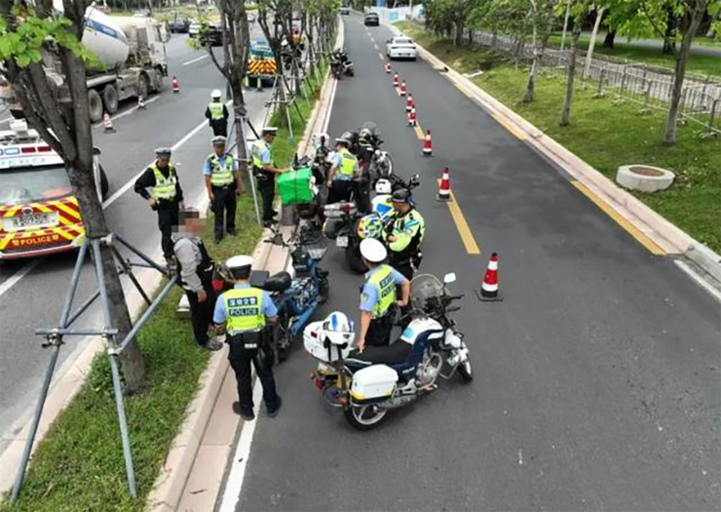 复盘男子骑车遇交警查处后死亡事件：追缉并无不妥，不应制造对立