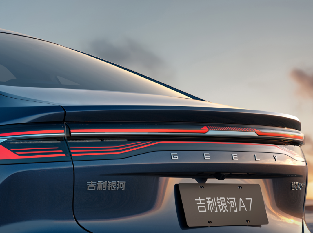 精准对标，且处处压制！吉利银河A7能挑战秦L吗？