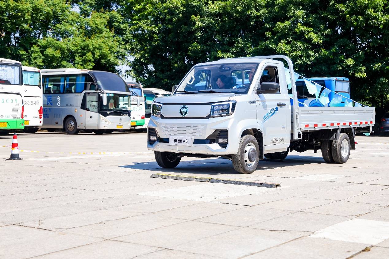 售价81888元起，宽体重载小货车祥菱V5川渝区域正式发布