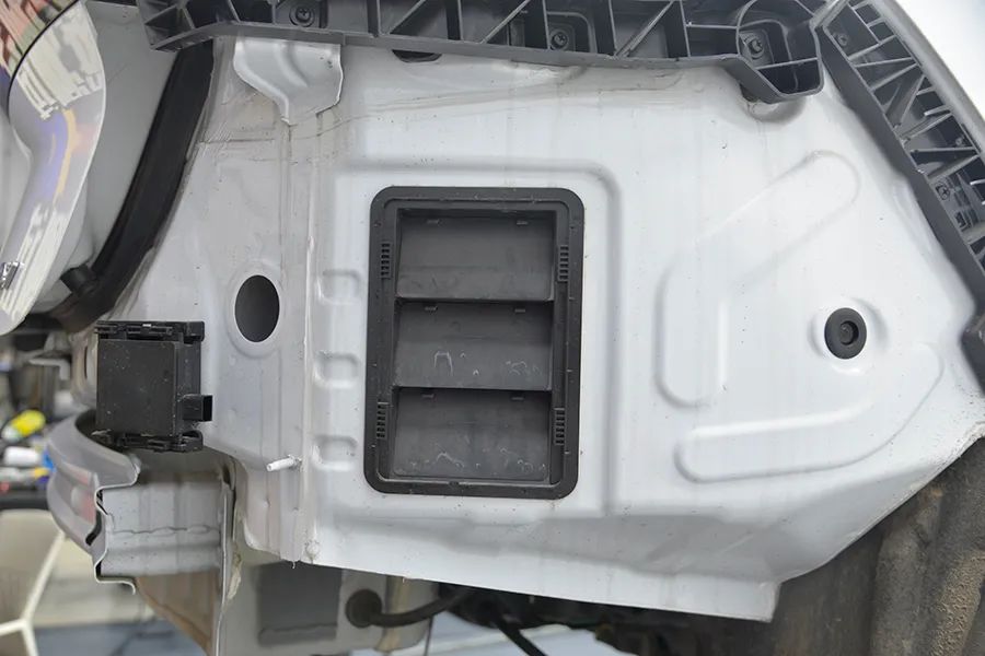 长安启源A07拆车：成本所限，前后都是钢板防撞梁！