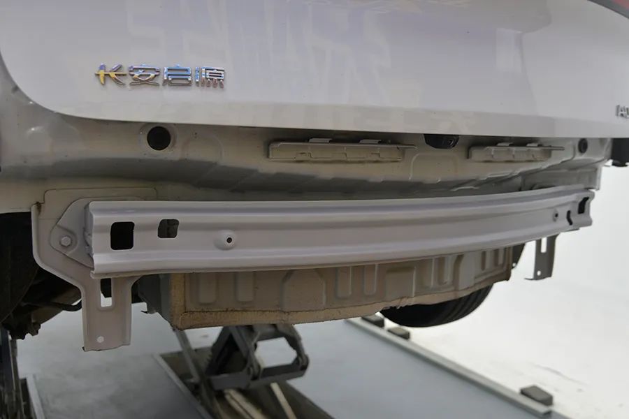 长安启源A07拆车：成本所限，前后都是钢板防撞梁！