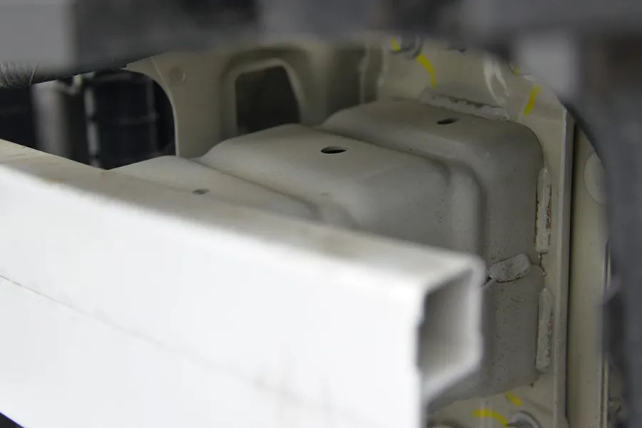 长安启源A07拆车：成本所限，前后都是钢板防撞梁！