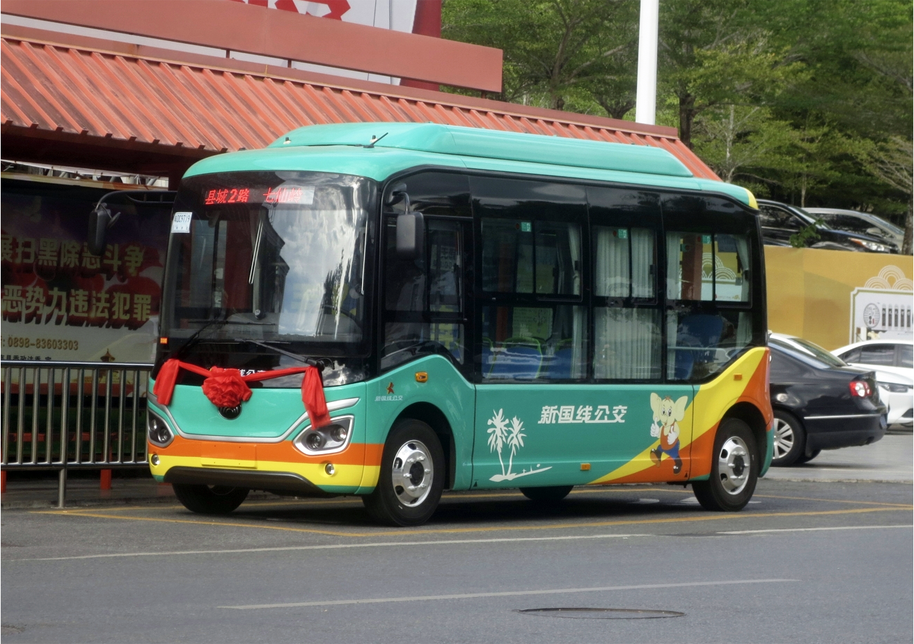 迷你公交车现身于各个城市街头，为何公交车越来越小且越来越少？