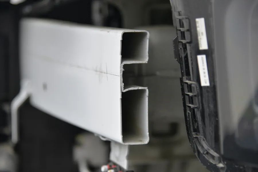 长安启源A07拆车：成本所限，前后都是钢板防撞梁！