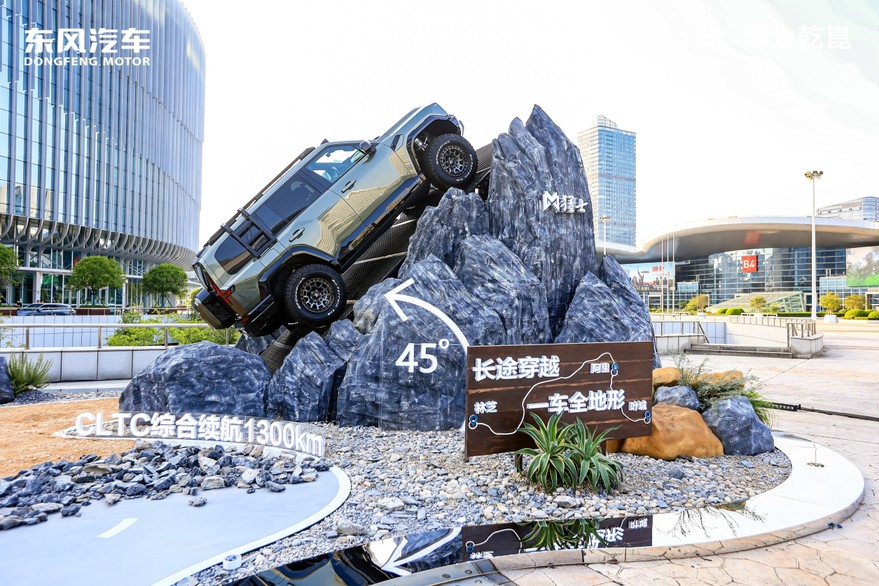 32.99万起 “智能越野第一车”猛士M817开启预售！