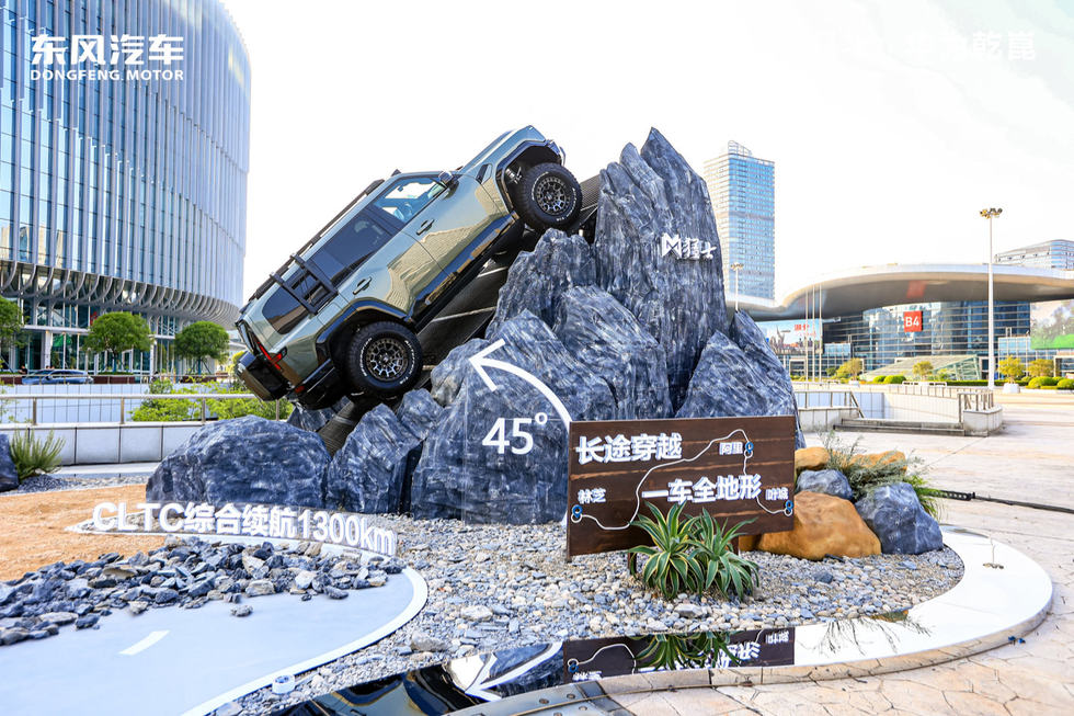 32.99万起开启预售，“豪华智能越野SUV”猛士M817战力拉满