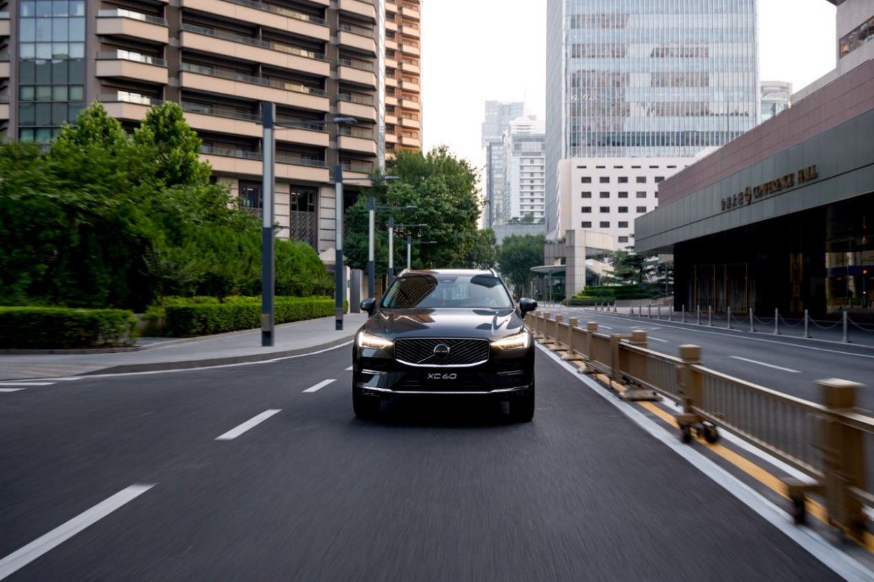 沃尔沃全新XC60与宝马X3详细比拼，豪华中型SUV怎么选才合理？