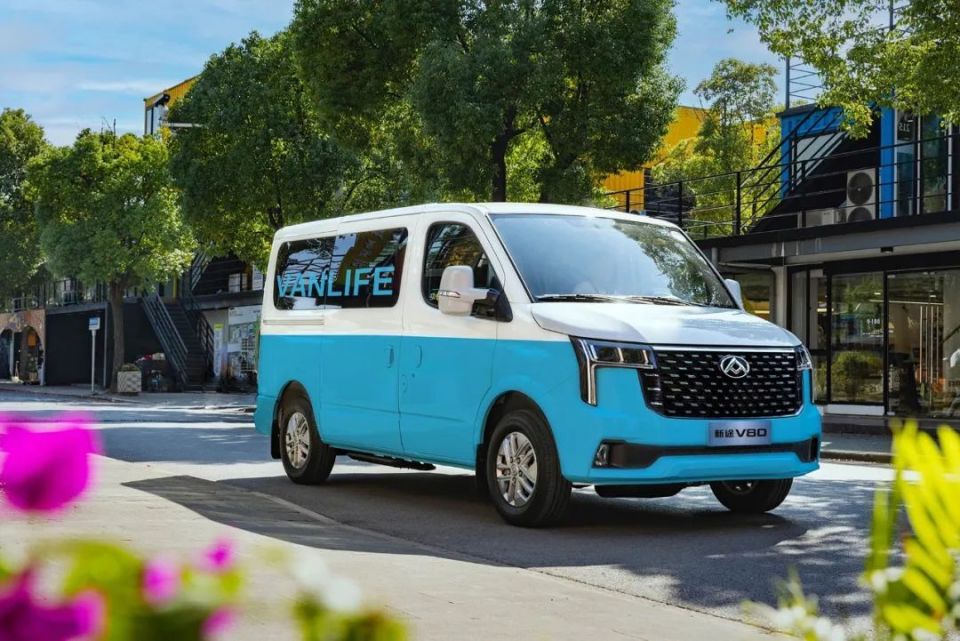 上汽大通新途V80交付长白山景区 赋能东北版巴音布鲁克旅游体验