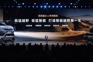 全栈华为乾崑赋能猛士M817，豪华智能越野SUV可以这么玩