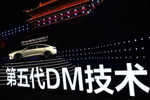 跟还是不跟？兜底智能泊车，比亚迪把皮球又踢给友商了