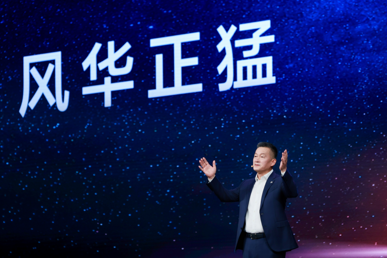 猛士M817终于来了，预售32.99万起，华为乾崑智驾和鸿蒙座舱5加持