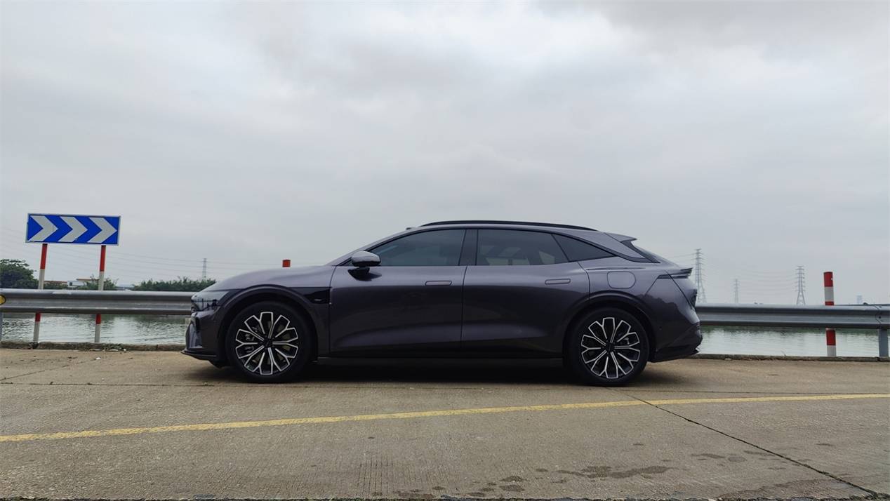 独立试驾极氪007GT：外表跳脱，内里柔和