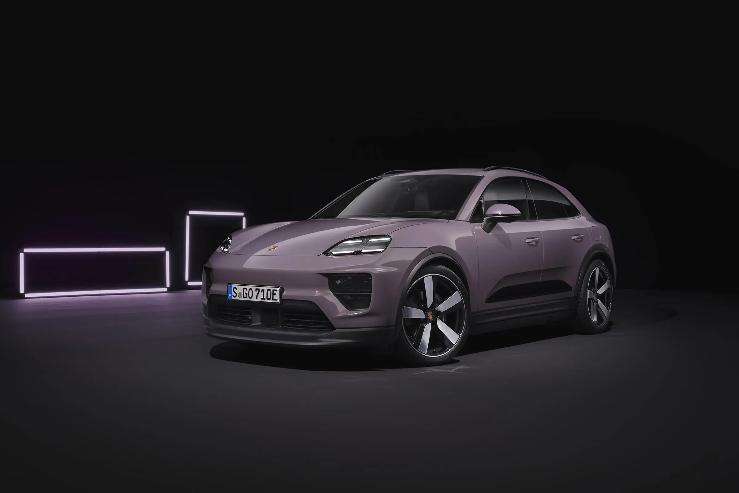 如果给你一百万：你选大V8燃油车还是多电机电动车？
