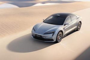 潘展乐成为比亚迪第1300万辆新能源汽车仰望U7车主