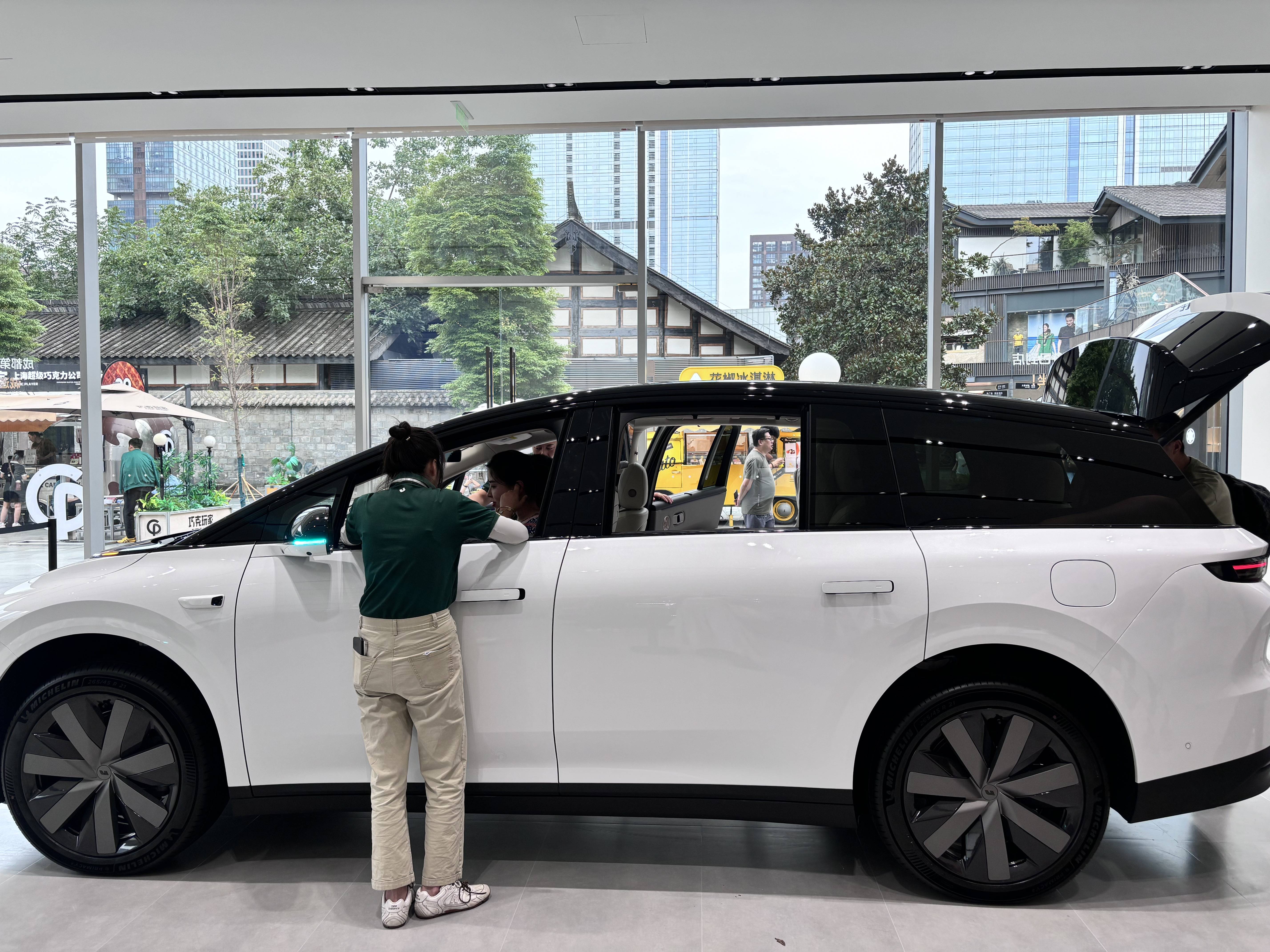 理想i8到店，跟着小编去看看这款“家庭神车”到底新在哪