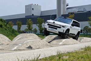 2 挡纵置 11 模 PHEV，搞越野的猛士M817技术不差百万豪车