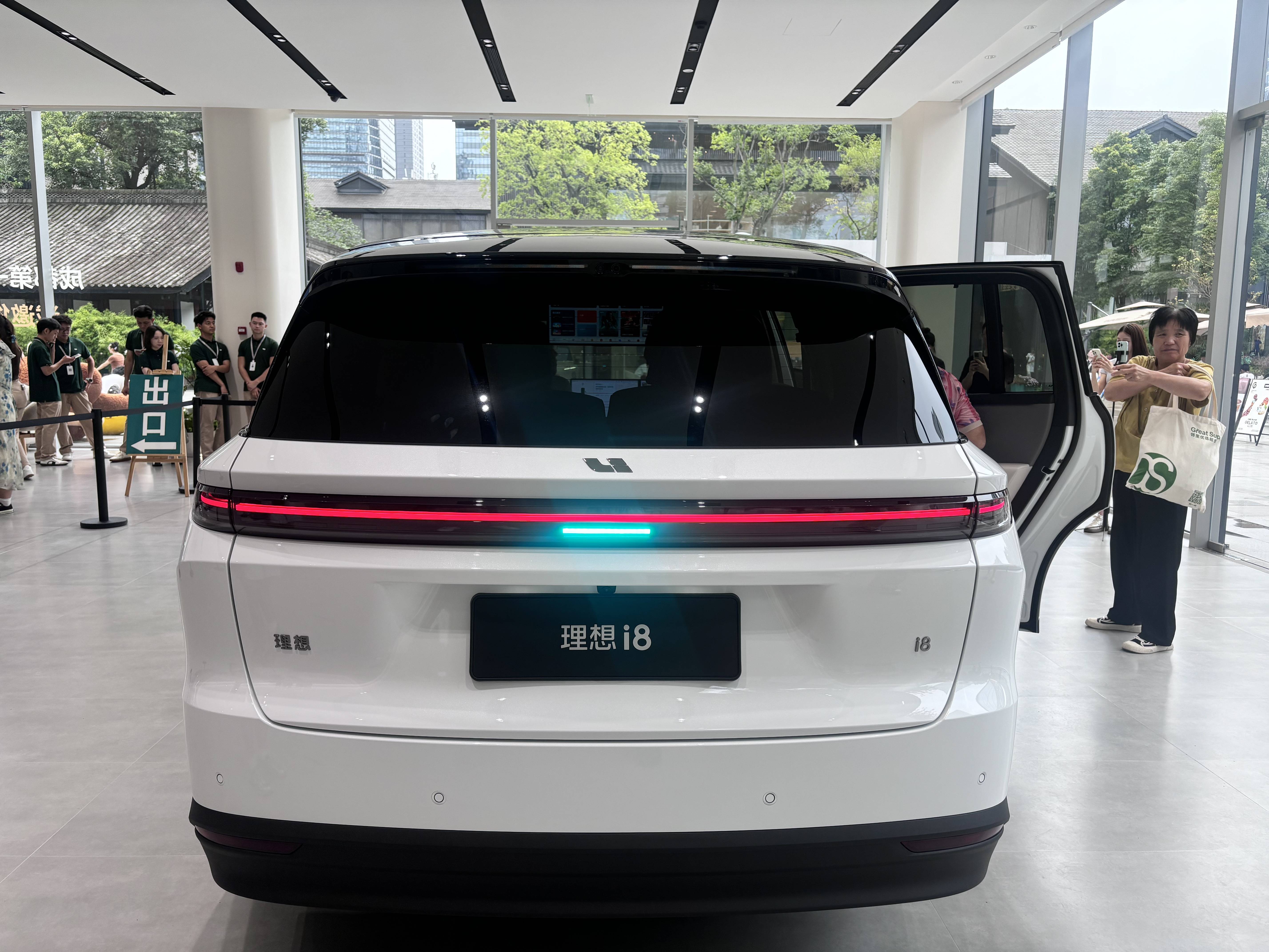 理想i8到店，跟着小编去看看这款“家庭神车”到底新在哪