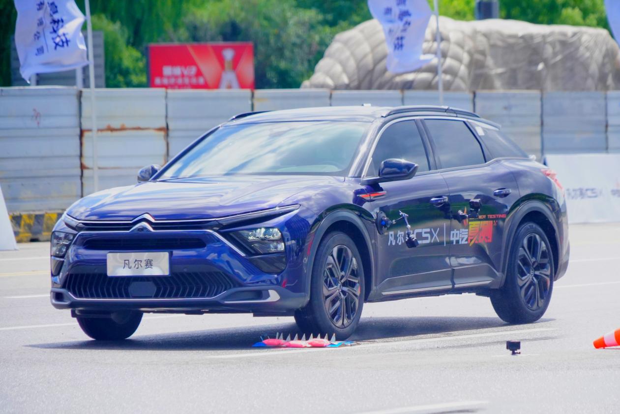 传承百年安全基因 凡尔赛C5 X获2025中汽夏测健康与操控双安全权威验证