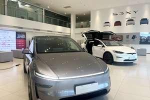 冰箱彩电大沙发，加长特斯拉还是不跟