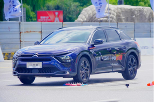 传承百年安全基因 凡尔赛C5 X获2025中汽夏测健康与操控双安全权威验证