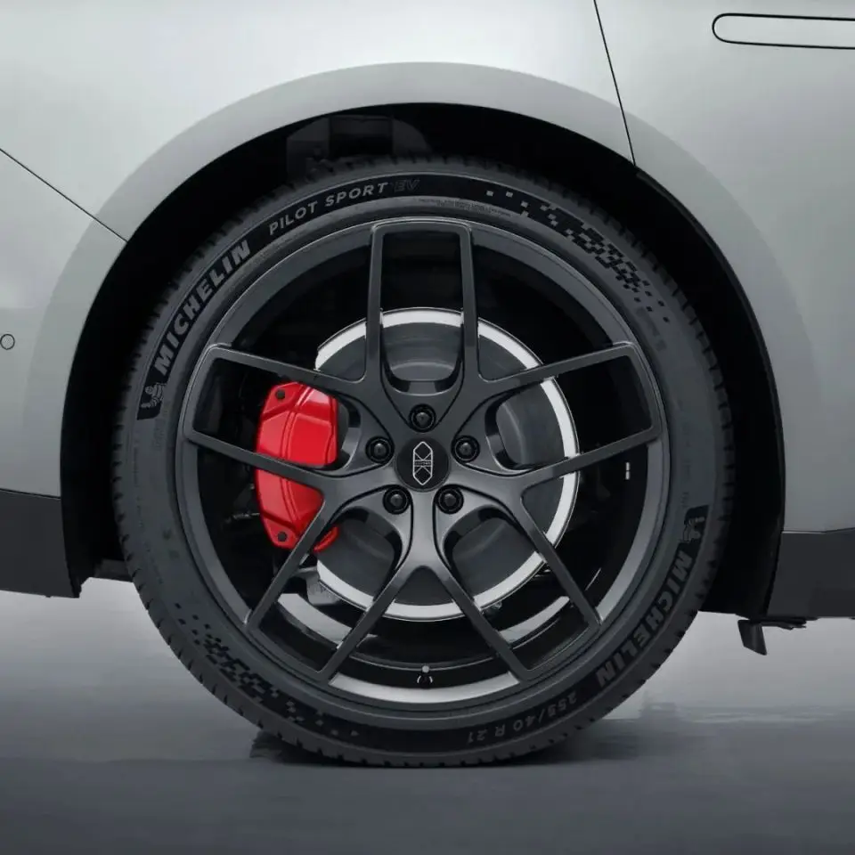 改款智界R7亮相！智驾升级增配置，剑指Model Y？