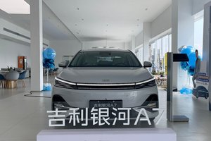 拼低价的时代结束，吉利比亚迪出牌，10万的车要普及AI了