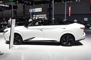配五联屏+电子后视镜，续航520km，造型很潮，跌至8.18万却卖不动