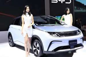 比亚迪突曝大消息：不装了摊牌了，牵手国足迎战2030世界杯了！