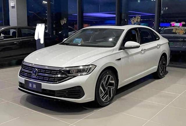 上半年最畅销十大燃油车型：大众占4席，第一名竟是国产车？