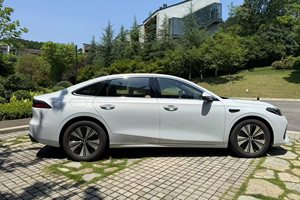 吉利又放大招，长4.9米，续航2100km，油耗2.67升，预售9.78万起