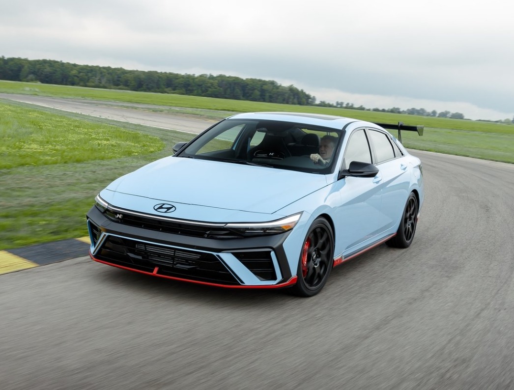 现代伊兰特N TCR版，原厂就有大尾翼的量产车，并非样子货