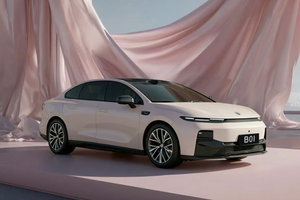实力硬控，零跑B01顶配11.98万，半价Model 3有了
