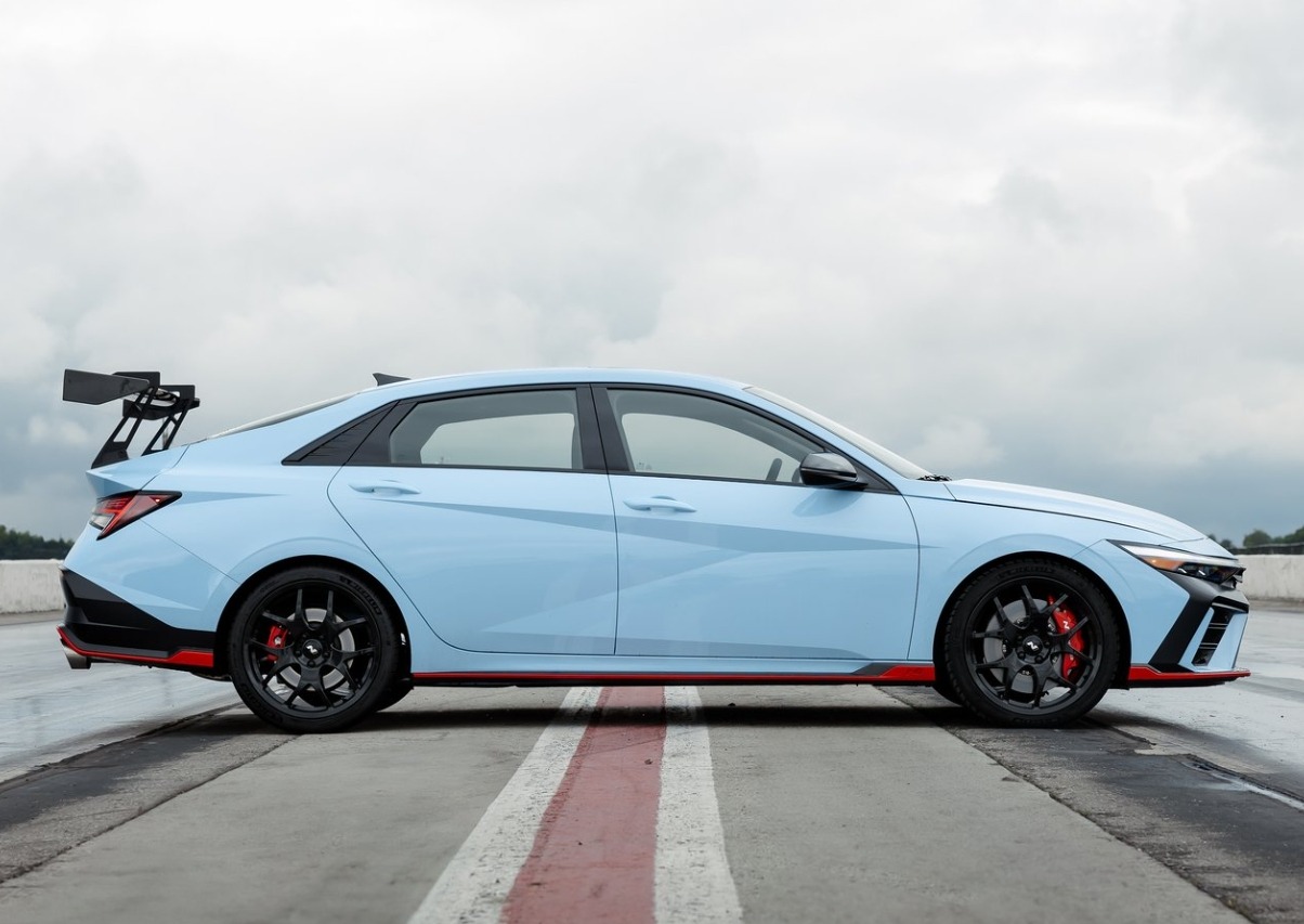 现代伊兰特N TCR版，原厂就有大尾翼的量产车，并非样子货