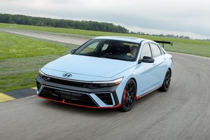 现代伊兰特N TCR版，原厂就有大尾翼的量产车，并非样子货