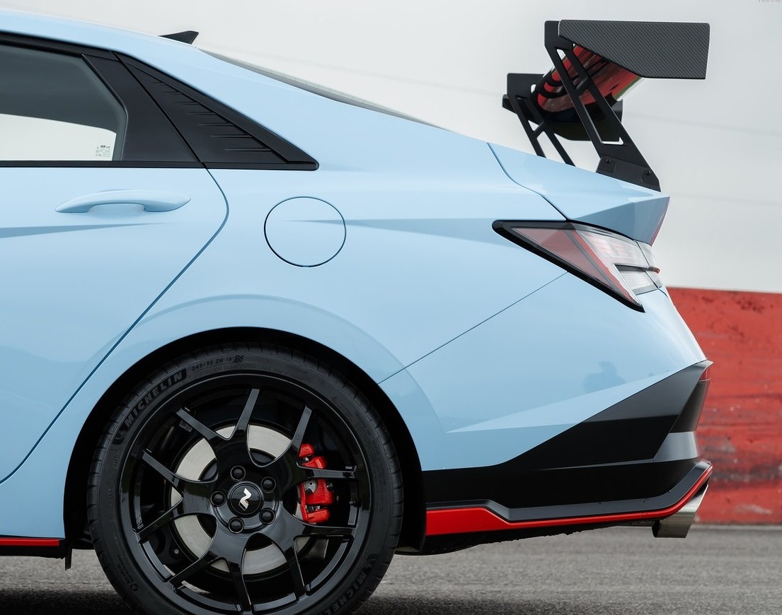 现代伊兰特N TCR版，原厂就有大尾翼的量产车，并非样子货