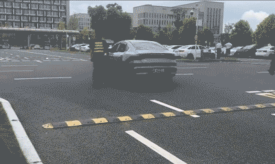 天府机场一辆比亚迪汉“疯狂跑圈”事件通报来了：系车主情绪失控