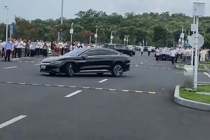 天府机场一辆比亚迪汉“疯狂跑圈”事件通报来了：系车主情绪失控