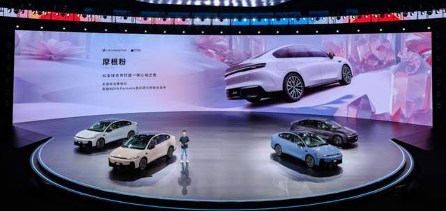 预算10万买紧凑纯电轿车，产品力均衡的零跑B01，值得买吗？