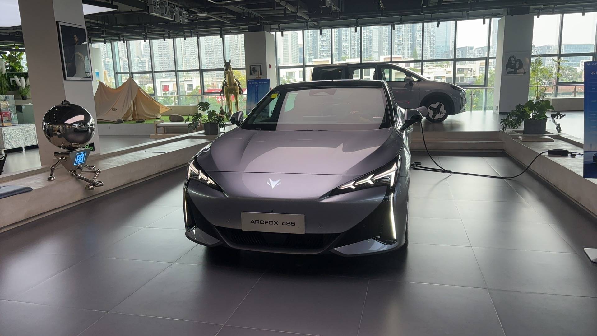 探店极狐阿尔法S5：叠加补贴后起售价不到10万，用错位竞争炸场