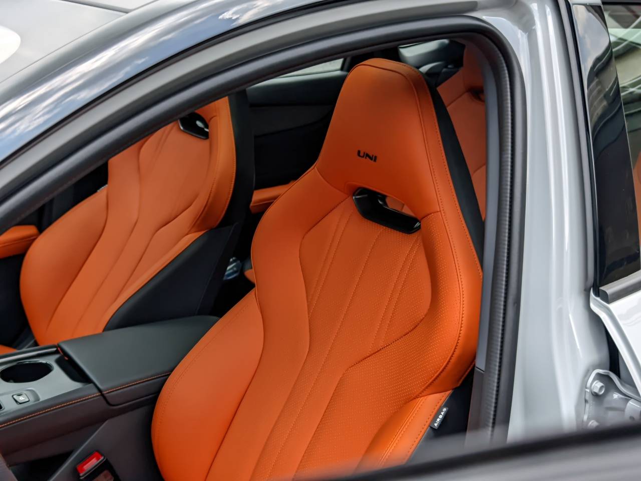 试第三代长安UNI-V 2.0T劲擎版：10万出头买小A7，底盘变得更刚了
