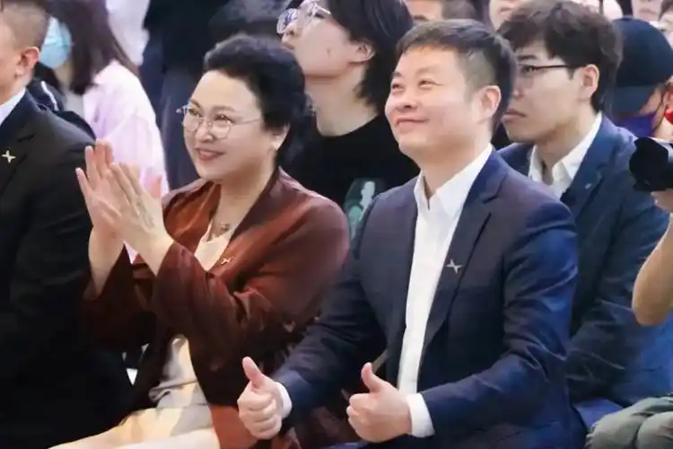 小鹏，不能没有王凤英