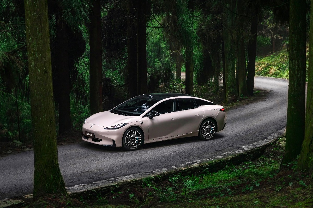 2025款昊铂 GT：年轻性能轿跑的极致之选