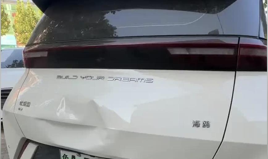 你发现没有？很多电动车屁股上都有个坑！司机：两家合谋“坑”我
