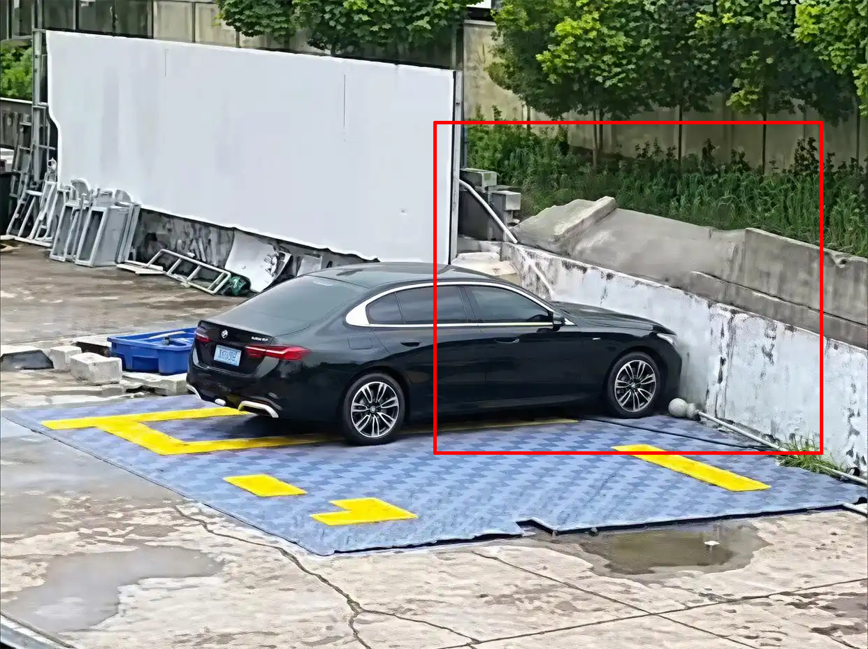 洗车学徒无证驾驶顾客宝马汽车撞墙，是否涉嫌交通违法？
